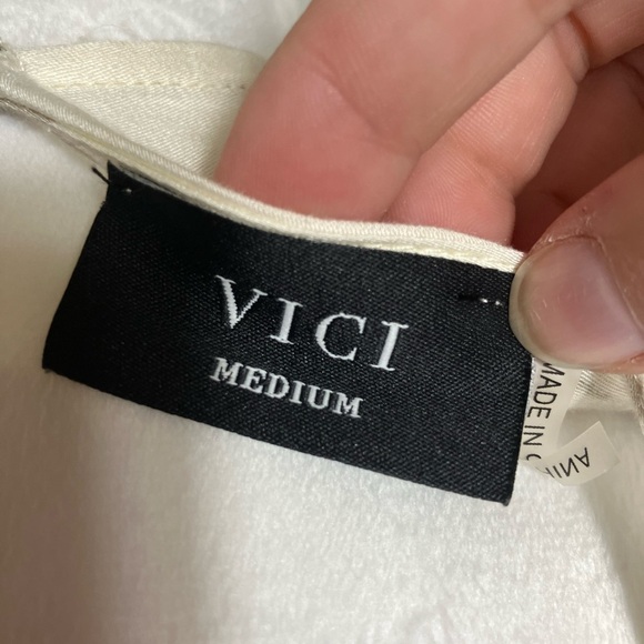 Nordstom VICI Maxi‎ Dress Sz M White Floral Feminine Pockets Rayon Deep V Neck - Picture 6 of 9